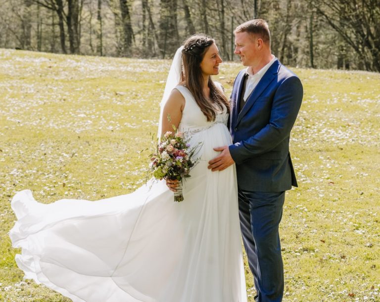 Hochzeitskleid mit Babybauch